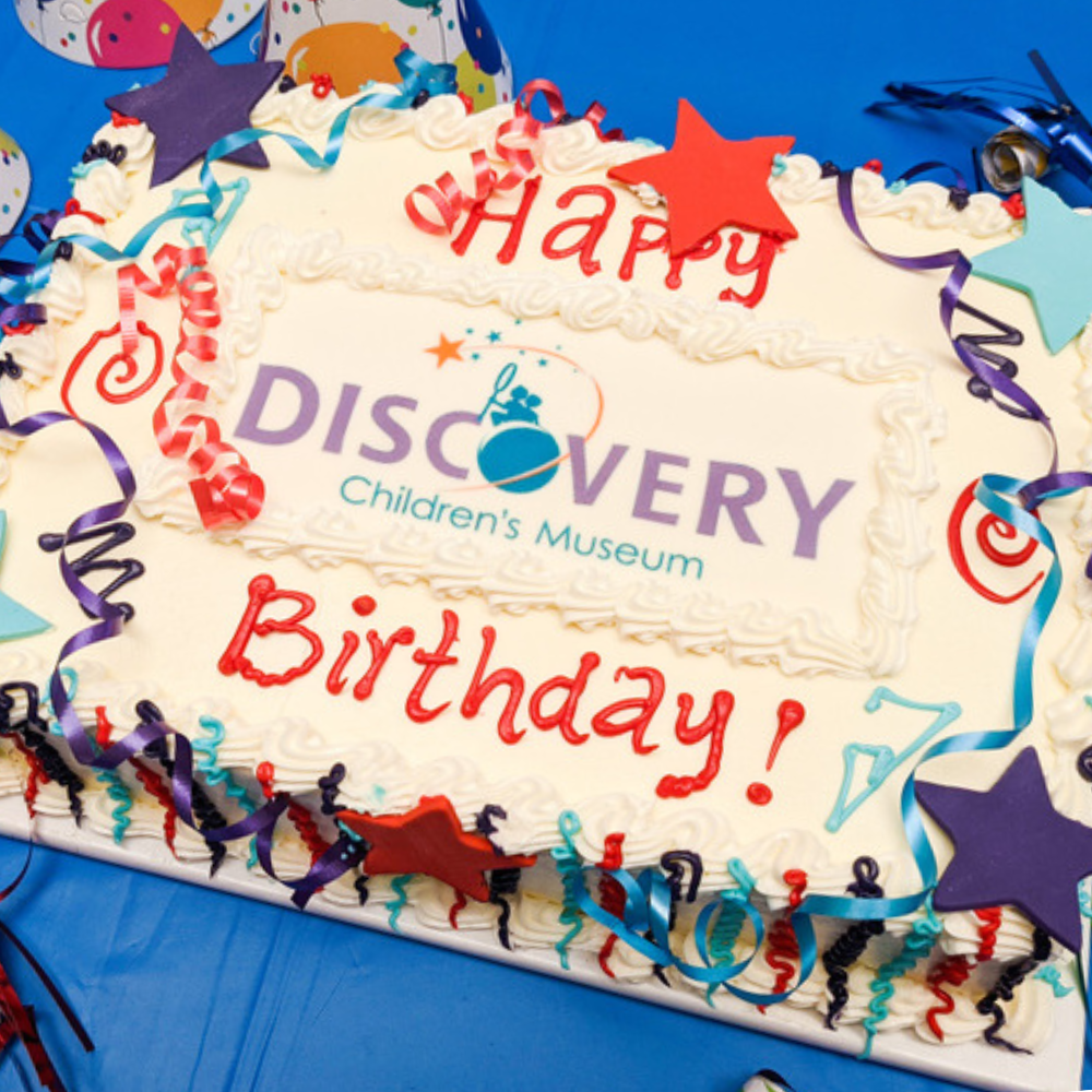 Tarta de cumpleaños con el logotipo del Discovery Children&#039;s Museum