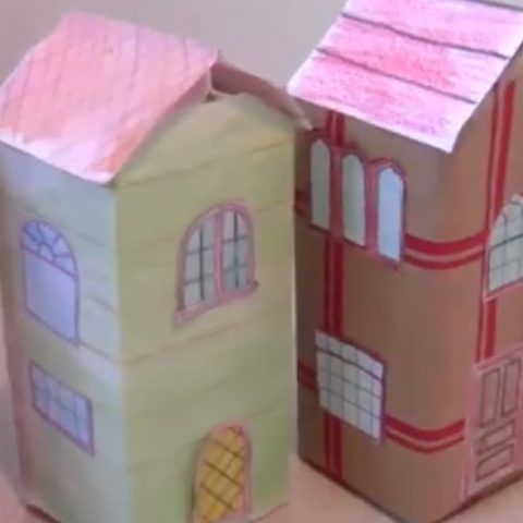 2 casitas altas de papel craft