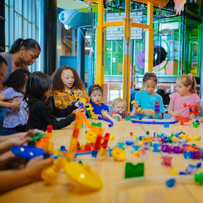 Niños construyendo con juguetes abstractos en el museo