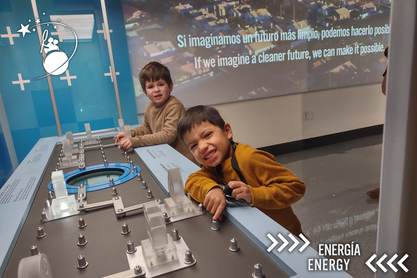 ディスカバリー子供博物館のエネルギー展示のノブで遊ぶ2人の少年