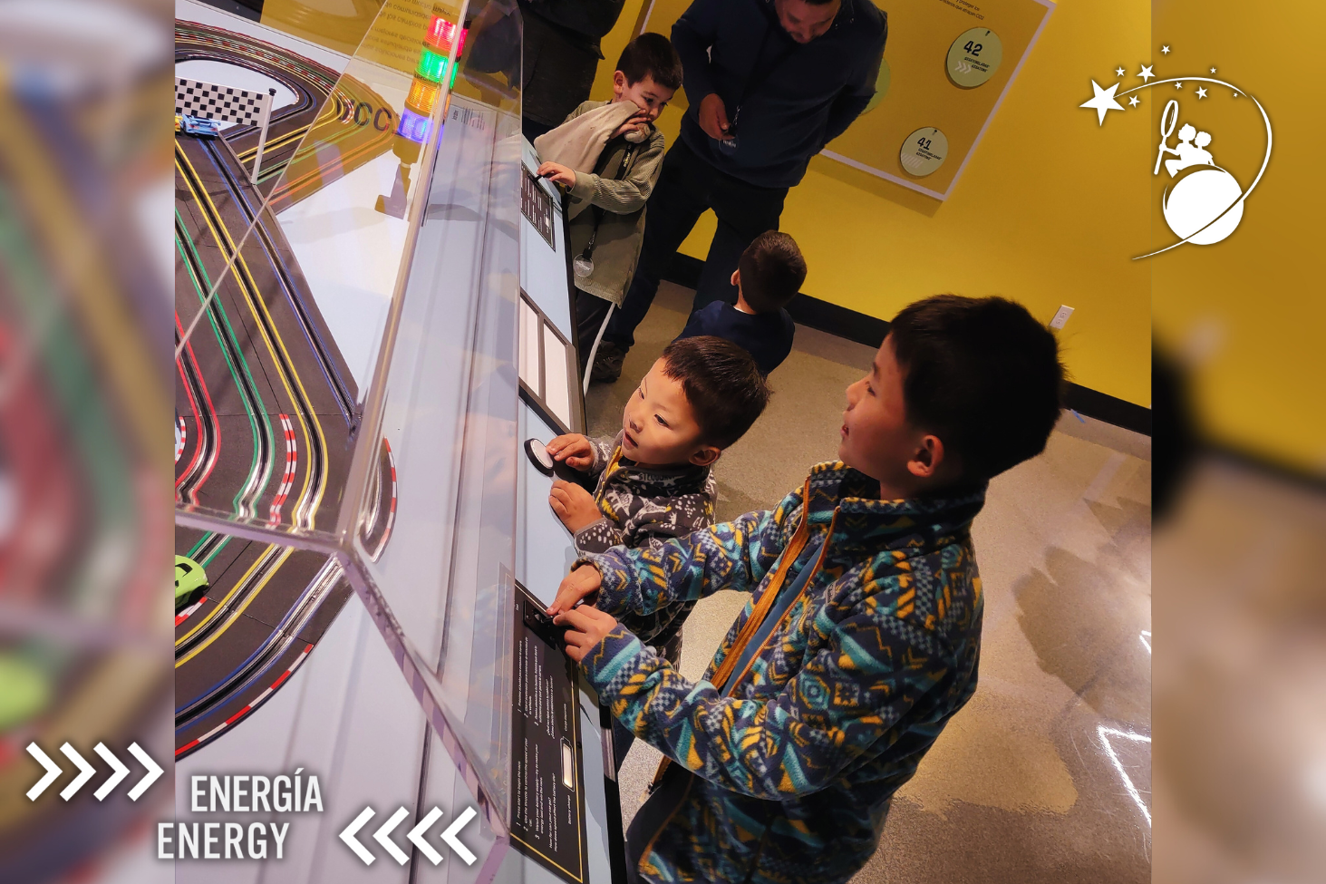 2 niños manejan los mandos de coches eléctricos de juguete en una exposición del Discovery Children&#039;s Museum